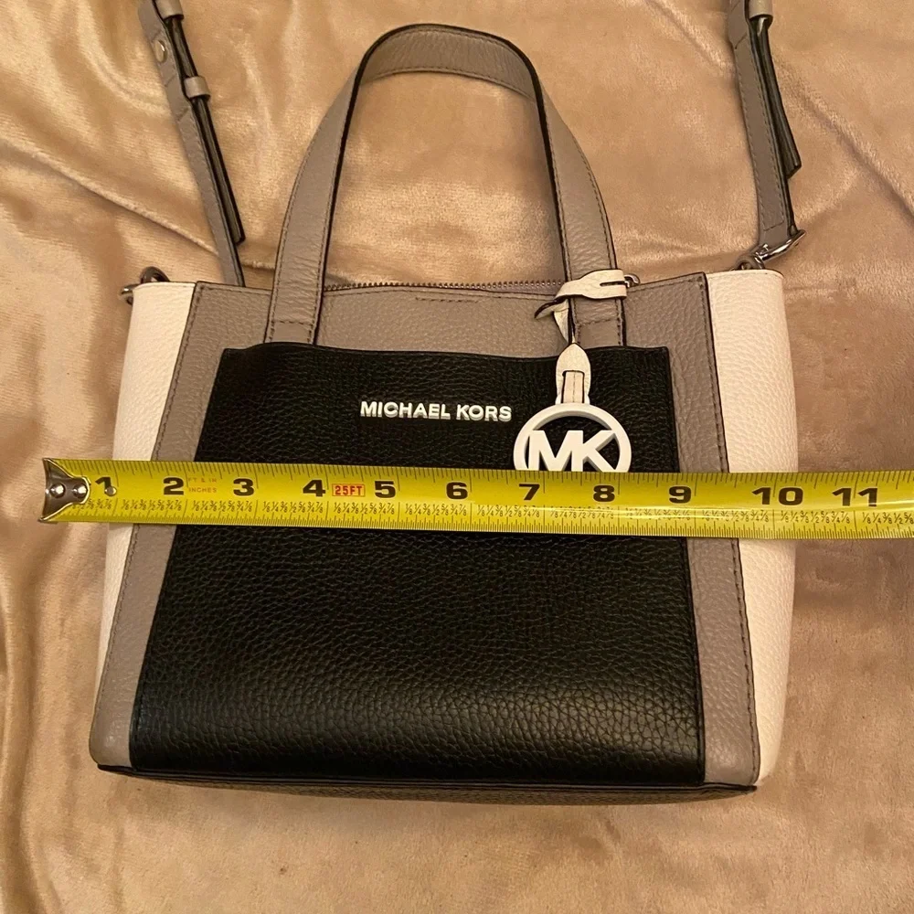 EUC MICHAEL KORS Gemma pebbled leather small pocket crossbody messenger --dark